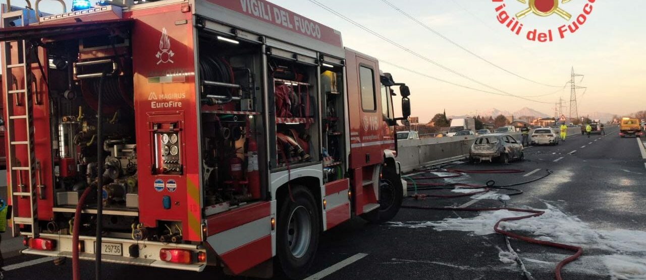 Incidente Statale 36 auto i fiamme - foto Vigili del fuoco