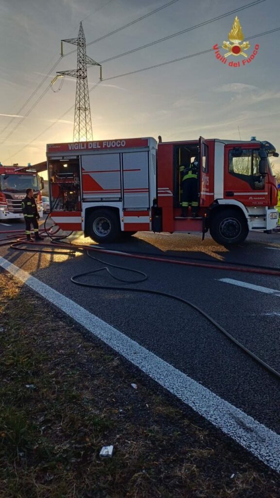 Incidente Statale 36 auto i fiamme - foto Vigili del fuoco