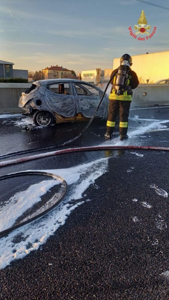 Incidente Statale 36 auto i fiamme - foto Vigili del fuoco