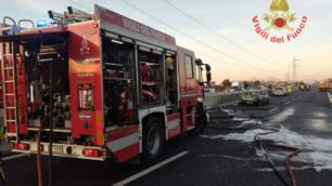 Incidente Statale 36 auto i fiamme - foto Vigili del fuoco