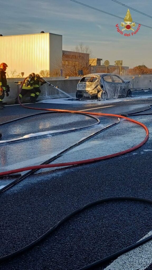 Incidente Statale 36 auto i fiamme - foto Vigili del fuoco