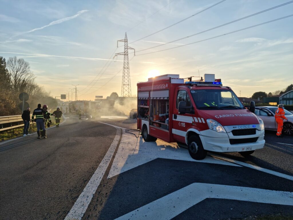 Incidente Statale 36 auto in fiamme