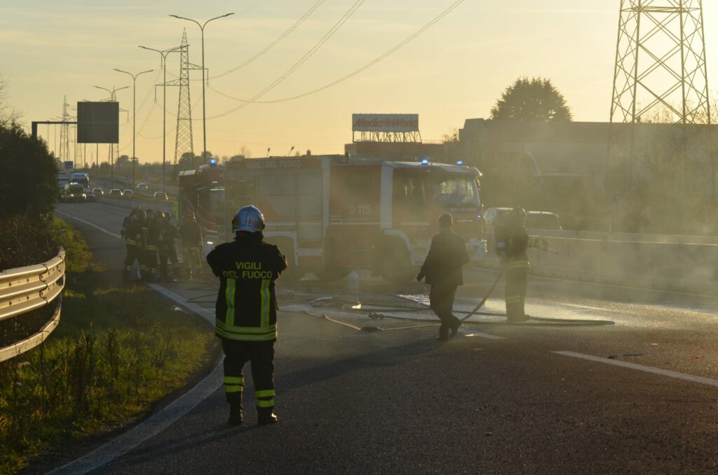 Incidente Statale 36 auto in fiamme