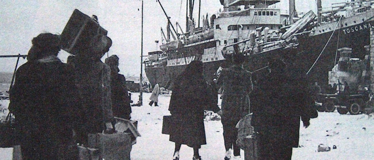 Gli esuli diretti alla nave Toscana a Pola