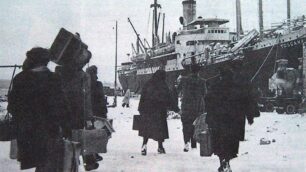 Gli esuli diretti alla nave Toscana a Pola