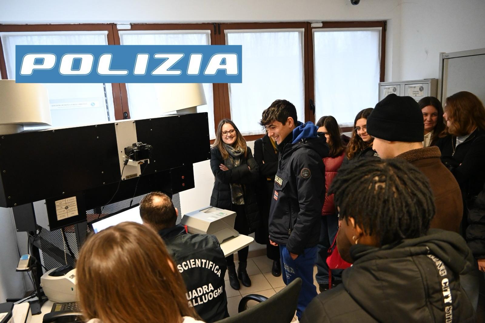 Gli studenti della Frank di Meda in questura a Monza