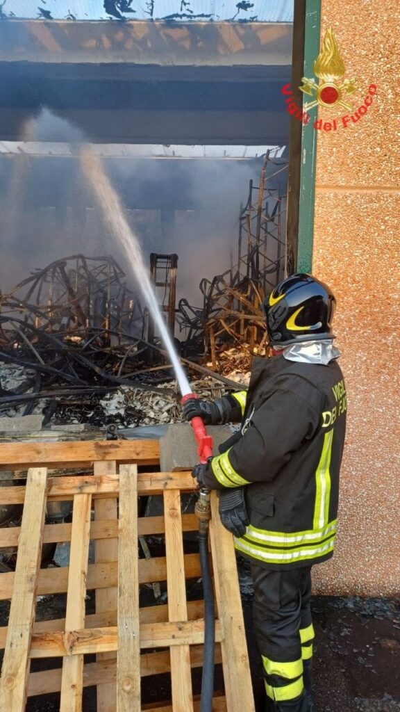 L'incendio ha coinvolto quattro dei cinque capannoni presenti sul posto. La necessità per la messa in sicurezza è ora lo spegnimento dei focolai residui 