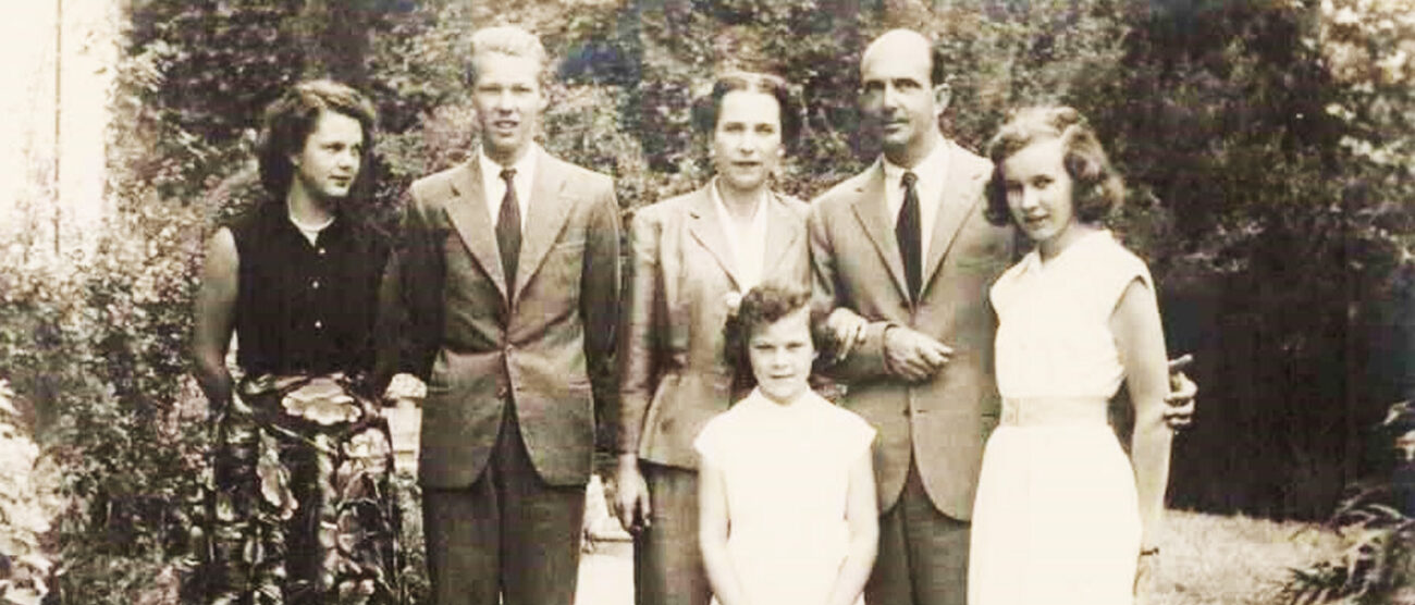 Foto di famiglia Umberto II: la Famiglia Reale in esilio; da sinistra la principessa Maria Pia, il giovane principe di Napoli Vittorio Emanuele, re Umberto II e la regina Maria Josè, le principesse Maria Beatrice e Maria Gabriella