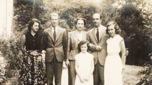 Foto di famiglia Umberto II: la Famiglia Reale in esilio; da sinistra la principessa Maria Pia, il giovane principe di Napoli Vittorio Emanuele, re Umberto II e la regina Maria Josè, le principesse Maria Beatrice e Maria Gabriella