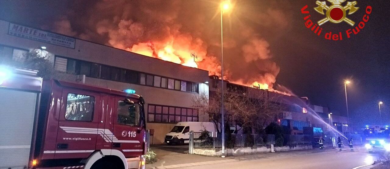 Il vasto incendio nella zona industriale di Concorezzo