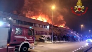 Il vasto incendio nella zona industriale di Concorezzo