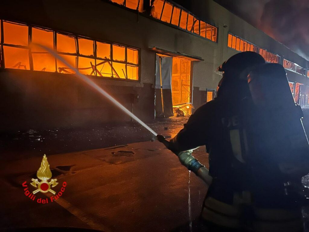 Il vasto incendio nella zona industriale di Concorezzo