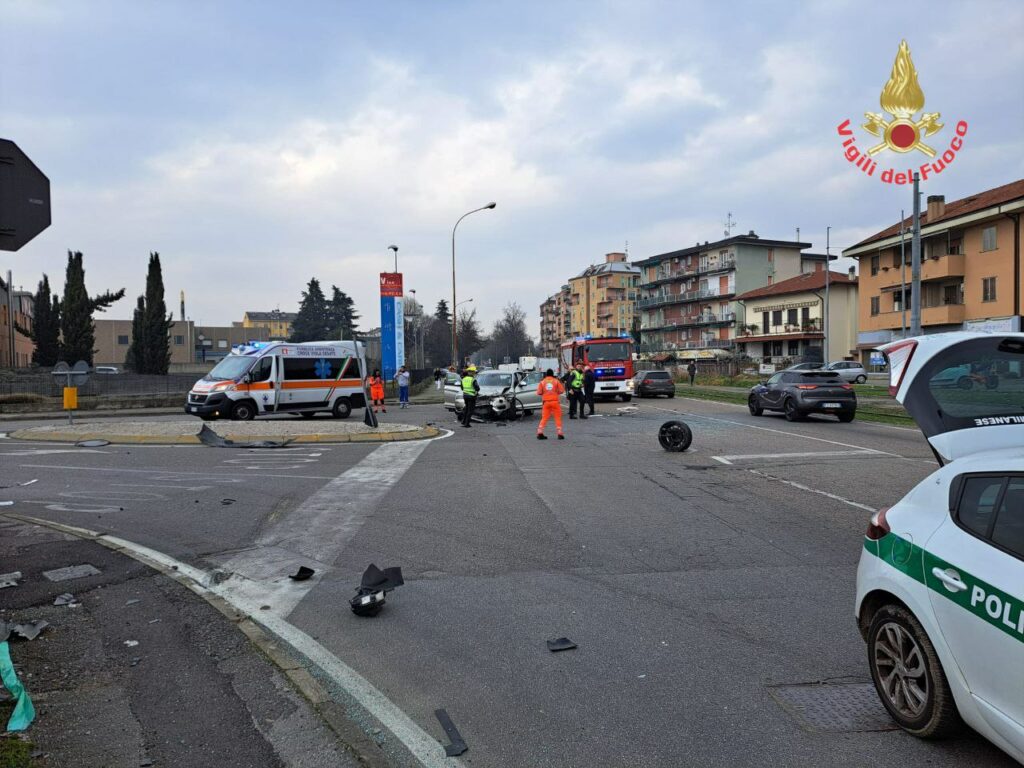 Incidente stradale in via Garibaldi a Nova Milanese, tre auto coinvolte, una è finita contro una recinzione abbattendo un palo. Nessun ferito