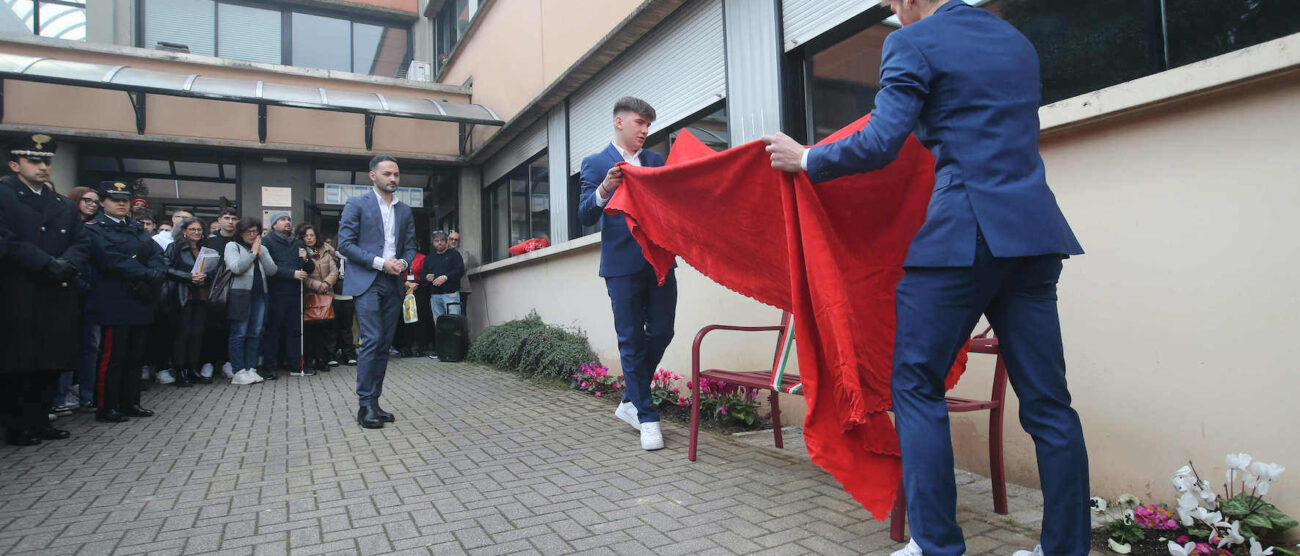 Inaugurazione panchina rossa all’ingresso della scuola Mapelli di Monza