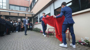 Inaugurazione panchina rossa all’ingresso della scuola Mapelli di Monza