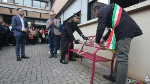 Inaugurazione panchina rossa all’ingresso della scuola Mapelli di Monza