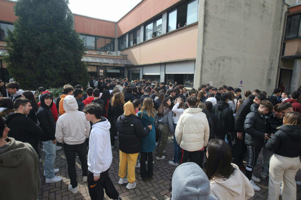 Inaugurazione panchina rossa all’ingresso della scuola Mapelli di Monza