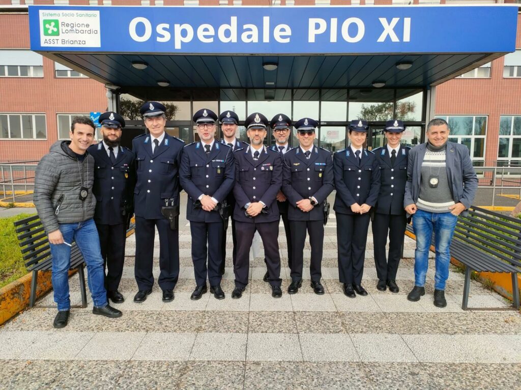 Gli agenti della penitenziaria in pediatria a Desio