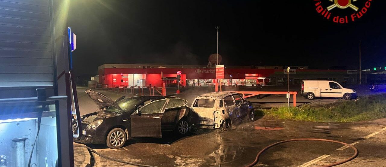 Bovisio Masciago auto incendiate - foto Vigili del fuoco