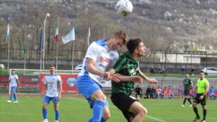 Calcio Eccellenza un attacco del Vis Nova (maglia neroverde) a Sondrio