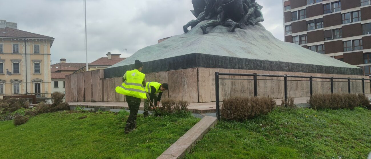 Monza Monumento ai caduti nuova siepe