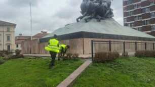 Monza Monumento ai caduti nuova siepe