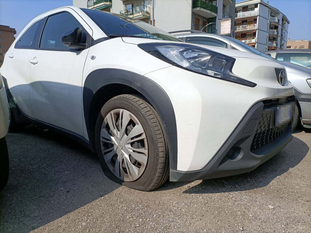 Monza auto vandalizzate via Monte Bianco