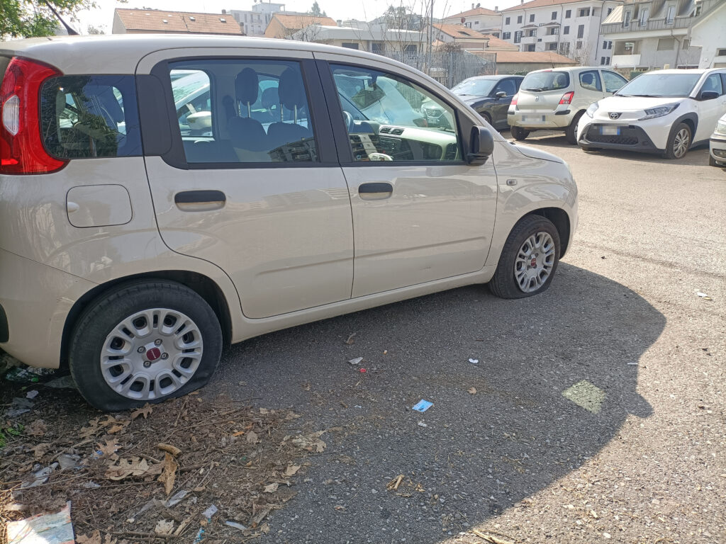 Monza auto vandalizzate via Monte Bianco