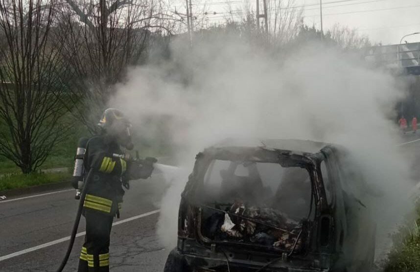 Seregno incendio auto - foto Vigili del fuoco