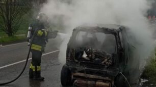 Seregno incendio auto - foto Vigili del fuoco