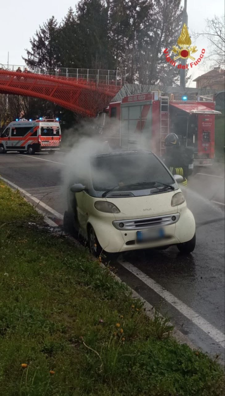 Seregno incendio auto - foto Vigili del fuoco