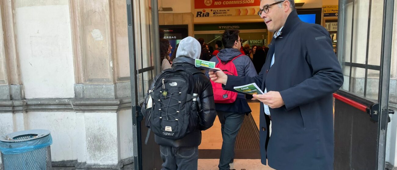 Stazione di Monza il consigliere comunale monzese di Azione Tullio Parrella durante il volantinaggio