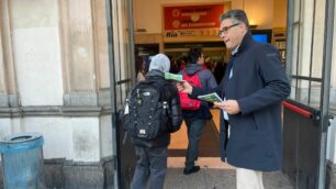 Stazione di Monza il consigliere comunale monzese di Azione Tullio Parrella durante il volantinaggio