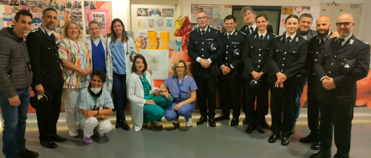 Gli agenti della penitenziaria in pediatria a Vimercate