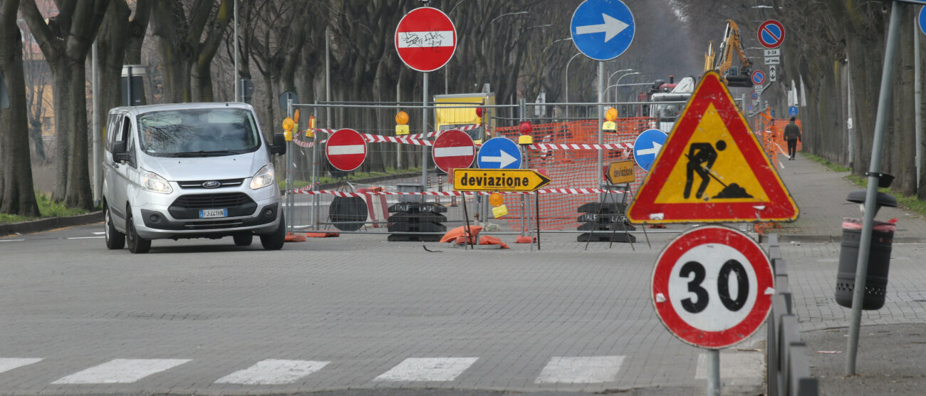 Monza viale Campania con la deviazione a causa della buca