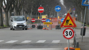 Monza viale Campania con la deviazione a causa della buca