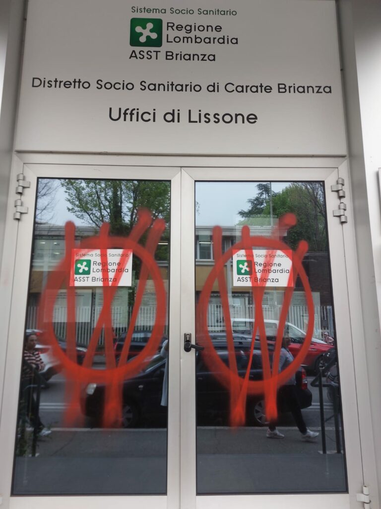 Lissone centro vaccinale scritte No Vax