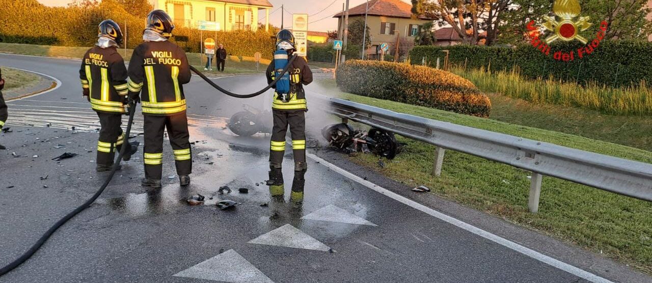 I vigili del fuoco a Busnago per l'incendio della moto