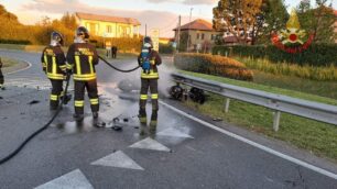 I vigili del fuoco a Busnago per l'incendio della moto