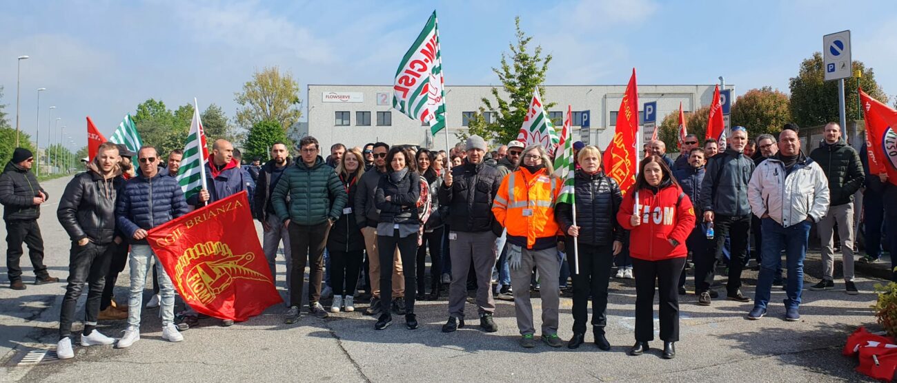 I lavoratori della Flowserve di Mezzago