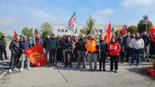 I lavoratori della Flowserve di Mezzago