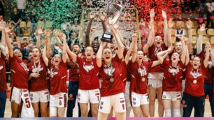 Capitan Pan alza la coppa, Matilde Villa (6) festeggia lo scudetto di Umana Reyer Venezia