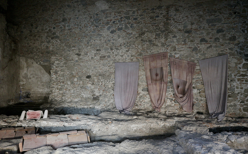 Camilla Marinoni, L'immortalità consola la morte, installazione, lenzuola 244x102 cm cad., sculture 77x50xh26 cm (2022)