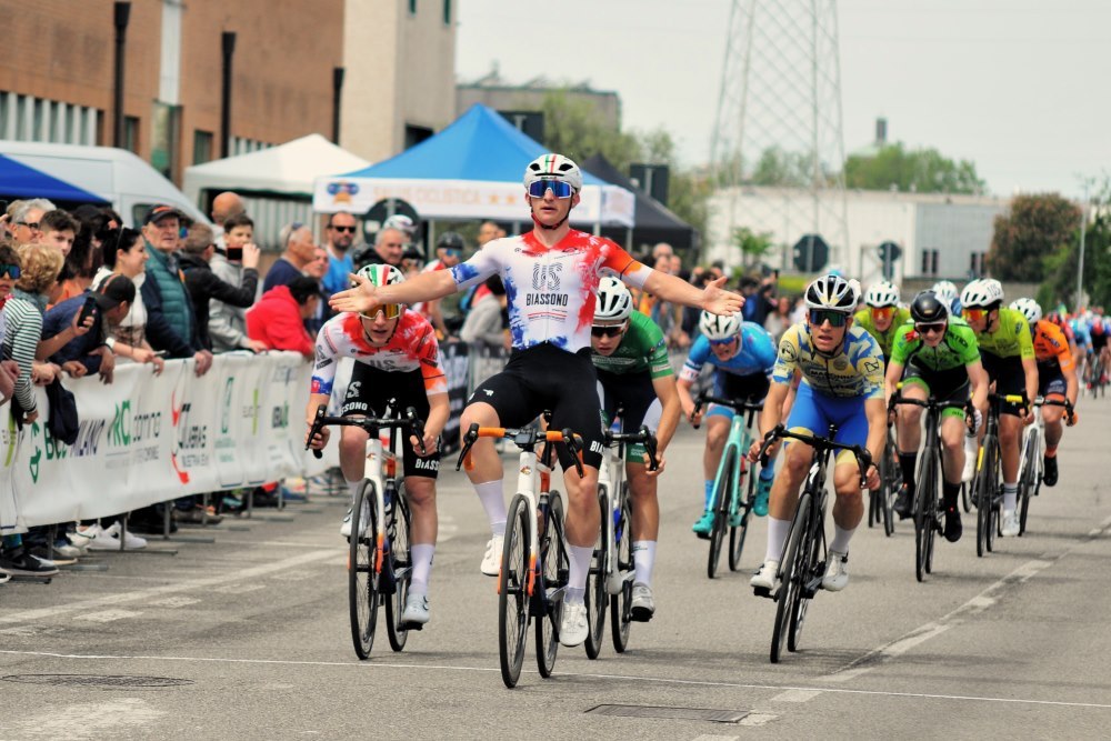 Ciclismo Biassono la vittoriosa volata di Davide Gileno a Brugherio 2024