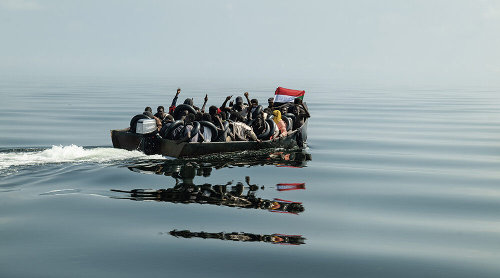 Gabriele Micalizzi, Migranti sudanesi a bordo di un’imbarcazione cercano di sfuggire alla Guardia Costiera Tunisina (2023)