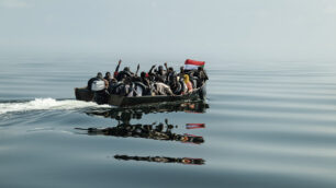 Gabriele Micalizzi, Migranti sudanesi a bordo di un’imbarcazione cercano di sfuggire alla Guardia Costiera Tunisina (2023)