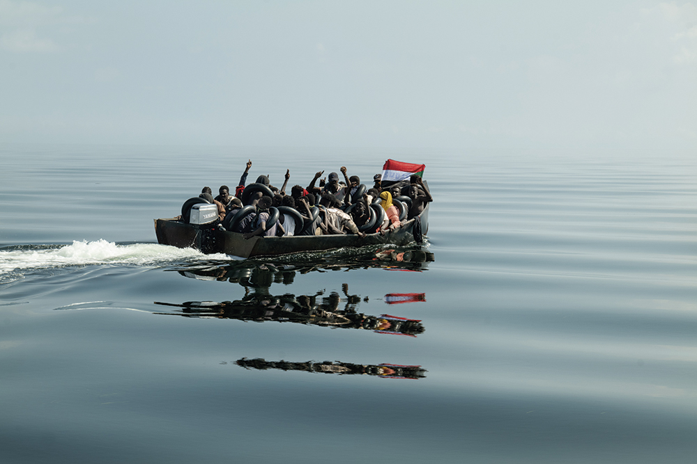 Gabriele Micalizzi, Migranti sudanesi a bordo di un’imbarcazione cercano di sfuggire alla Guardia Costiera Tunisina (2023)