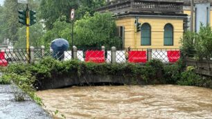 Monza allerta meteo le paratie sul ponte di via Lecco