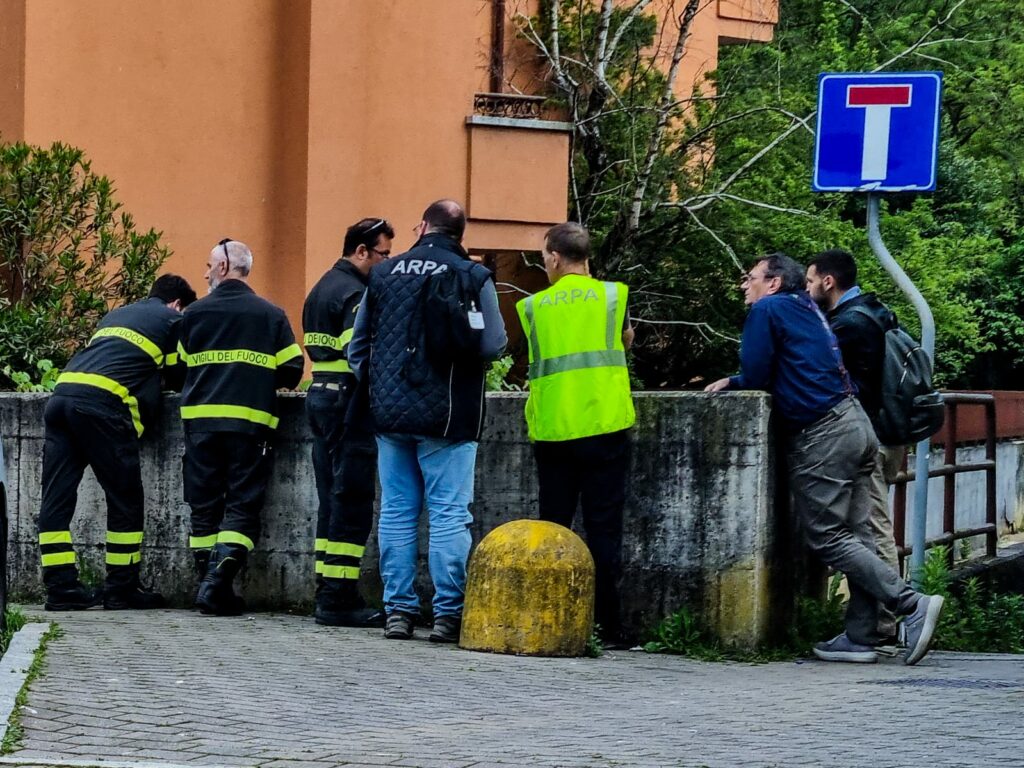 Sversamento viola nel Lambro a Ponte Albiate