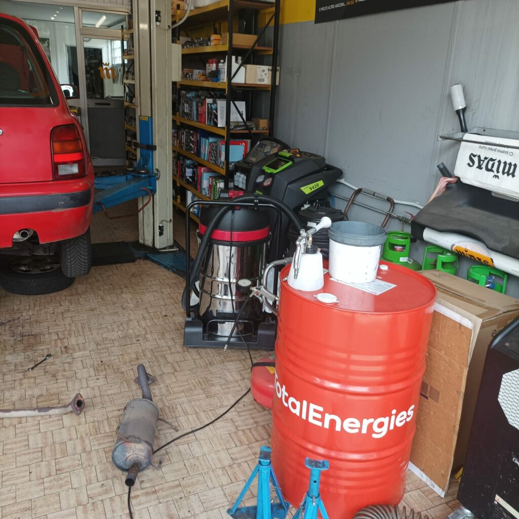 Materiale sequestrato nell'officina abusiva di Monza